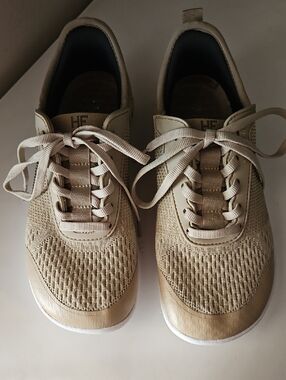 HIKE Womens Beige Sneakers (New $149) SZ 6/38